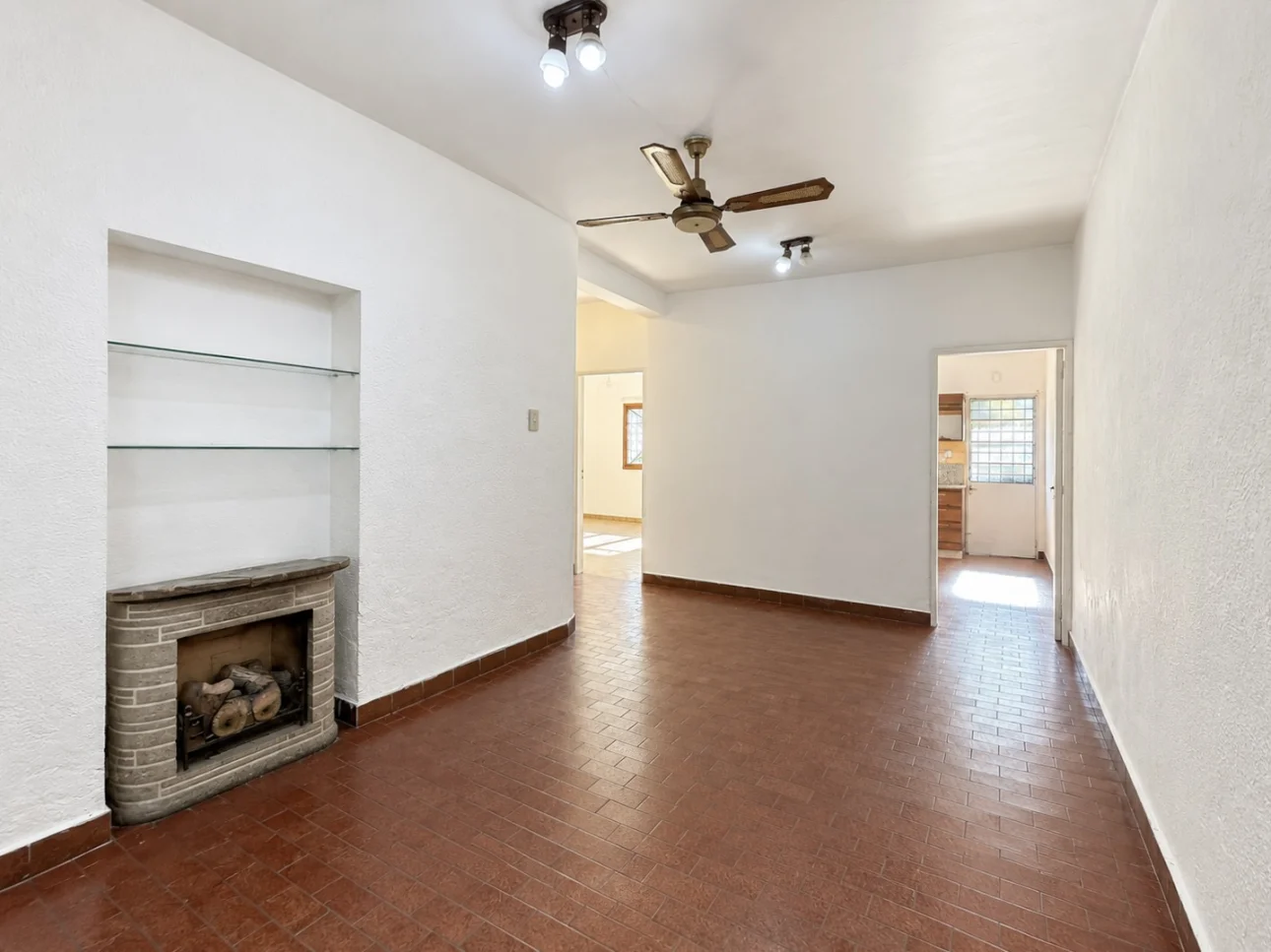 Casa de 3 ambientes con parque y 2 cocheras