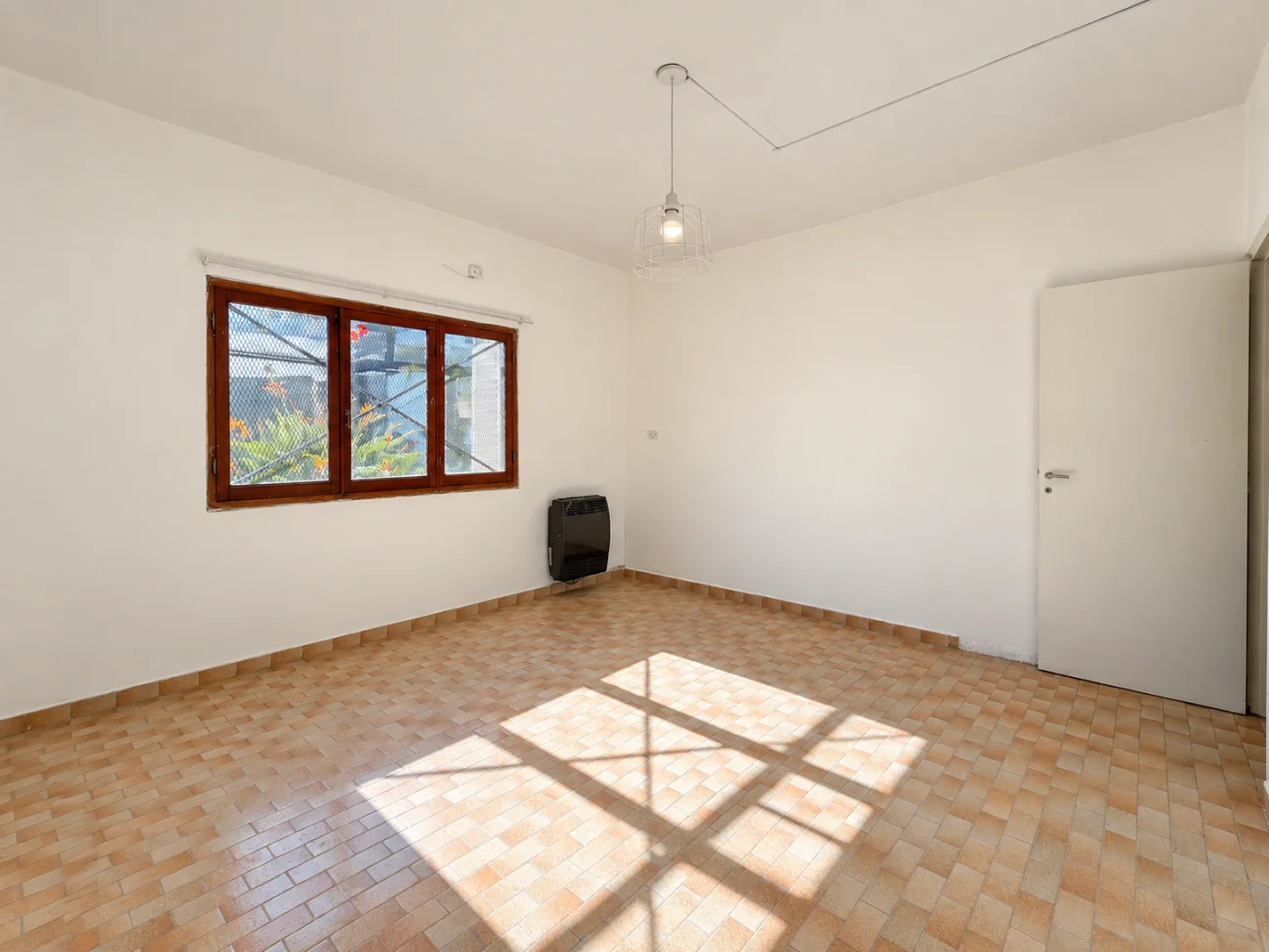 Casa de 3 ambientes con parque y 2 cocheras
