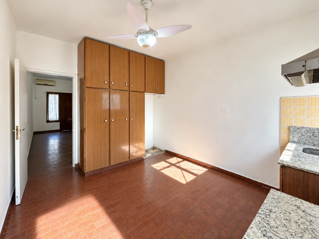 Casa de 3 ambientes con parque y 2 cocheras