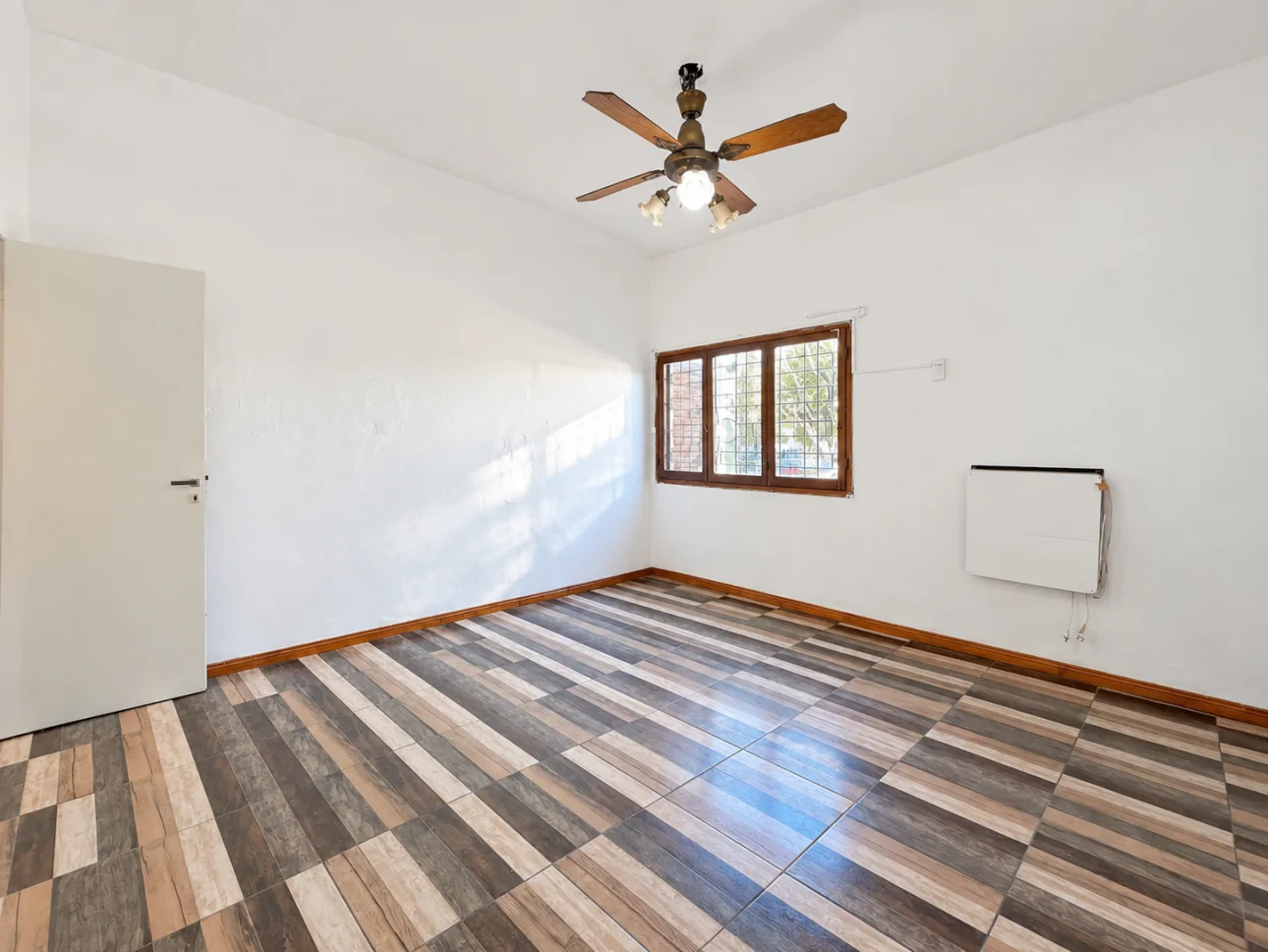 Casa de 3 ambientes con parque y 2 cocheras