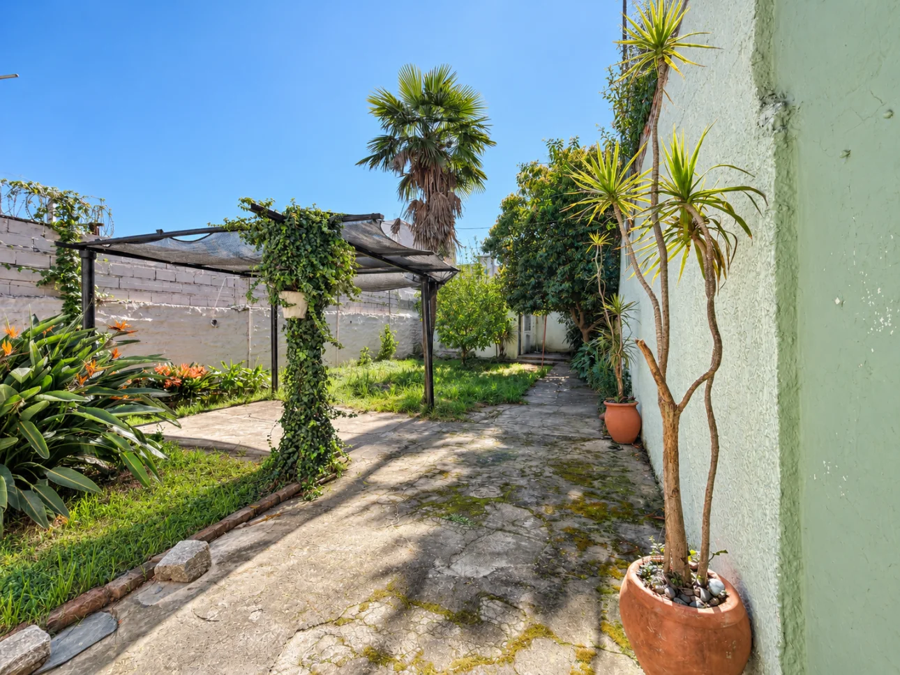 Casa de 3 ambientes con parque y 2 cocheras