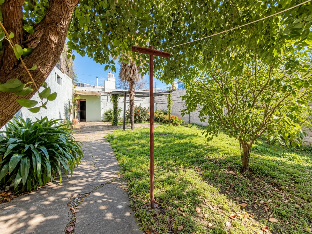 Casa de 3 ambientes con parque y 2 cocheras