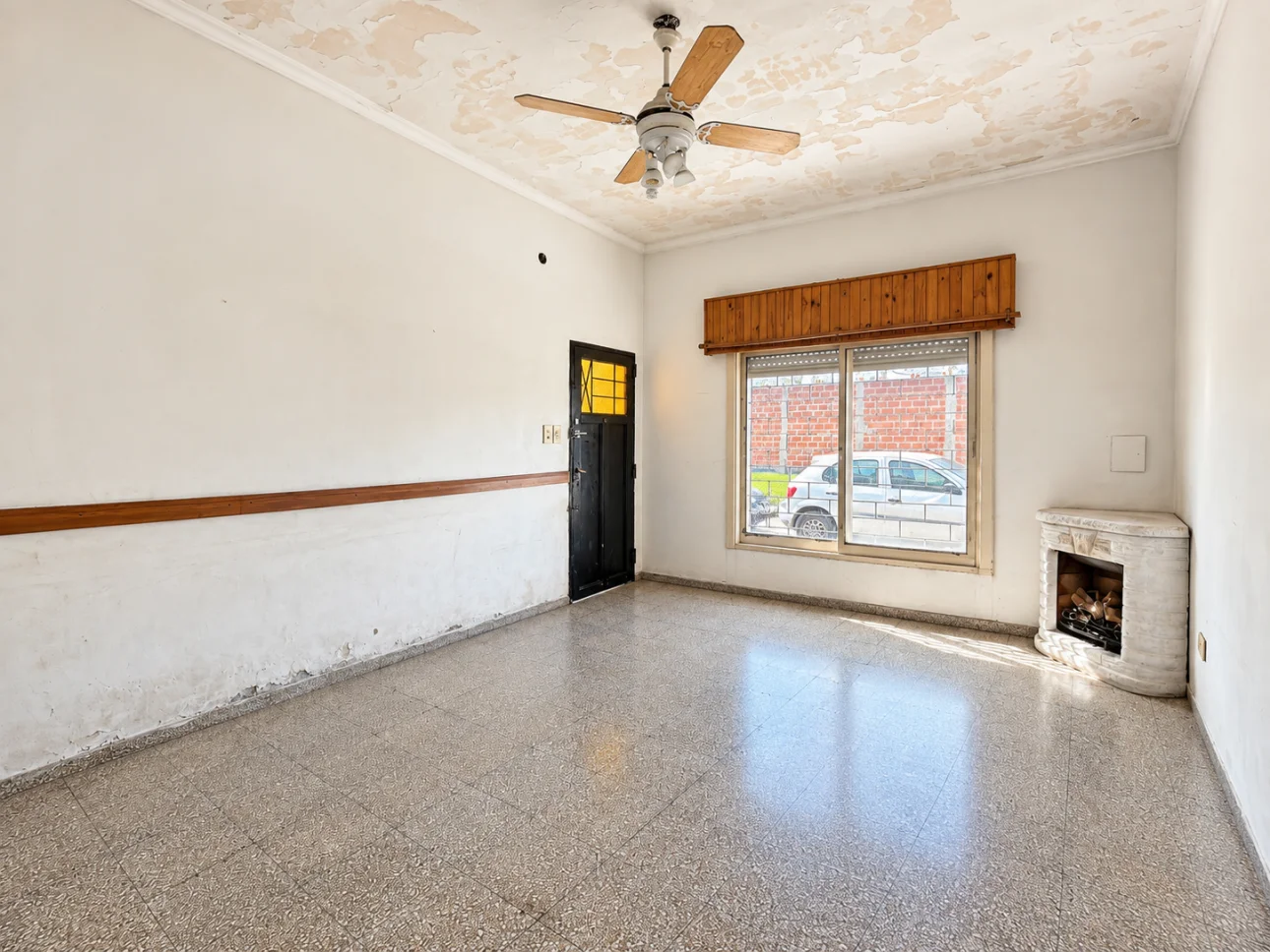 Casa de 3 ambientes con patio y 2 cocheras