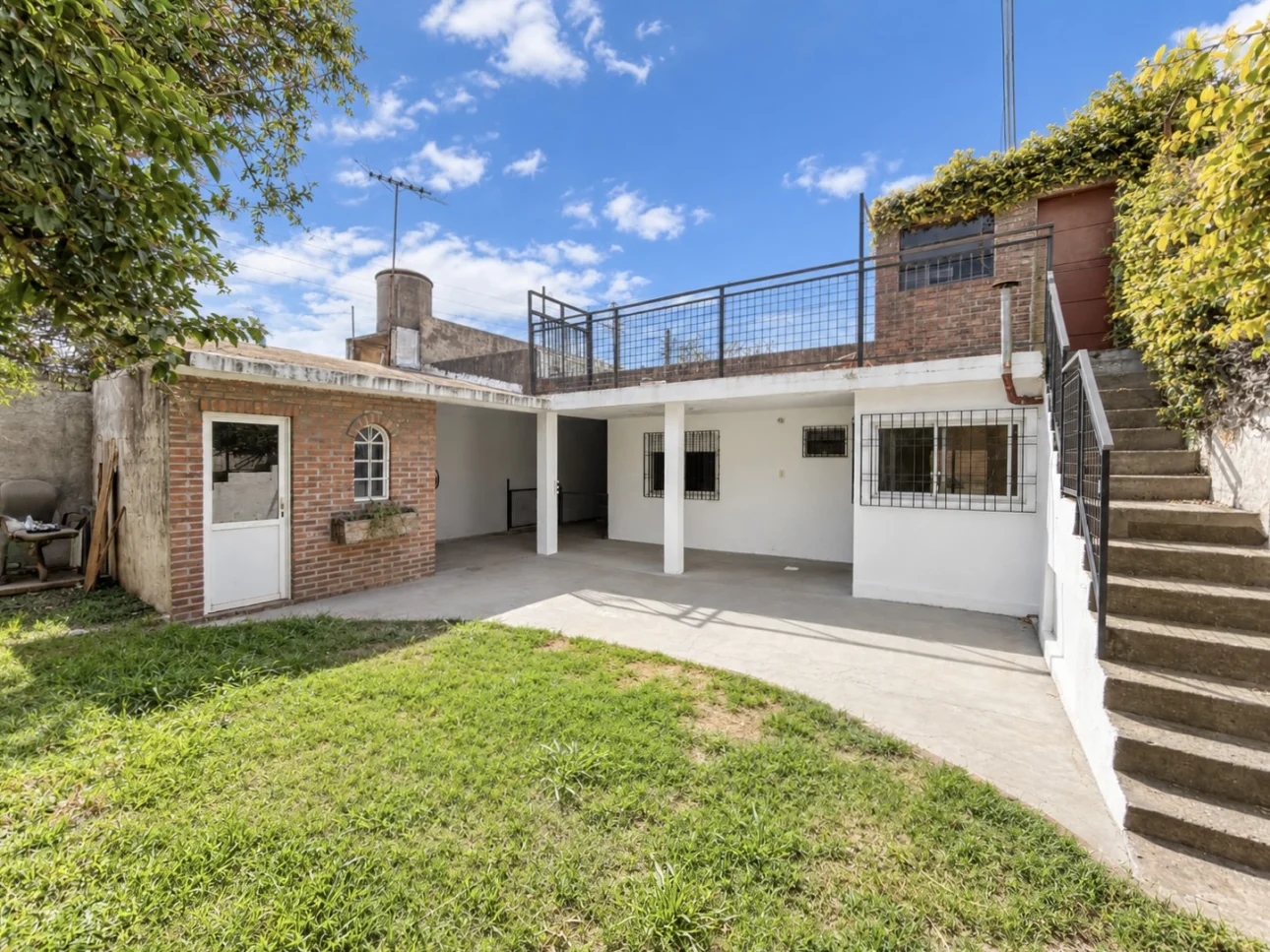 Casa de 3 ambientes con patio y 2 cocheras