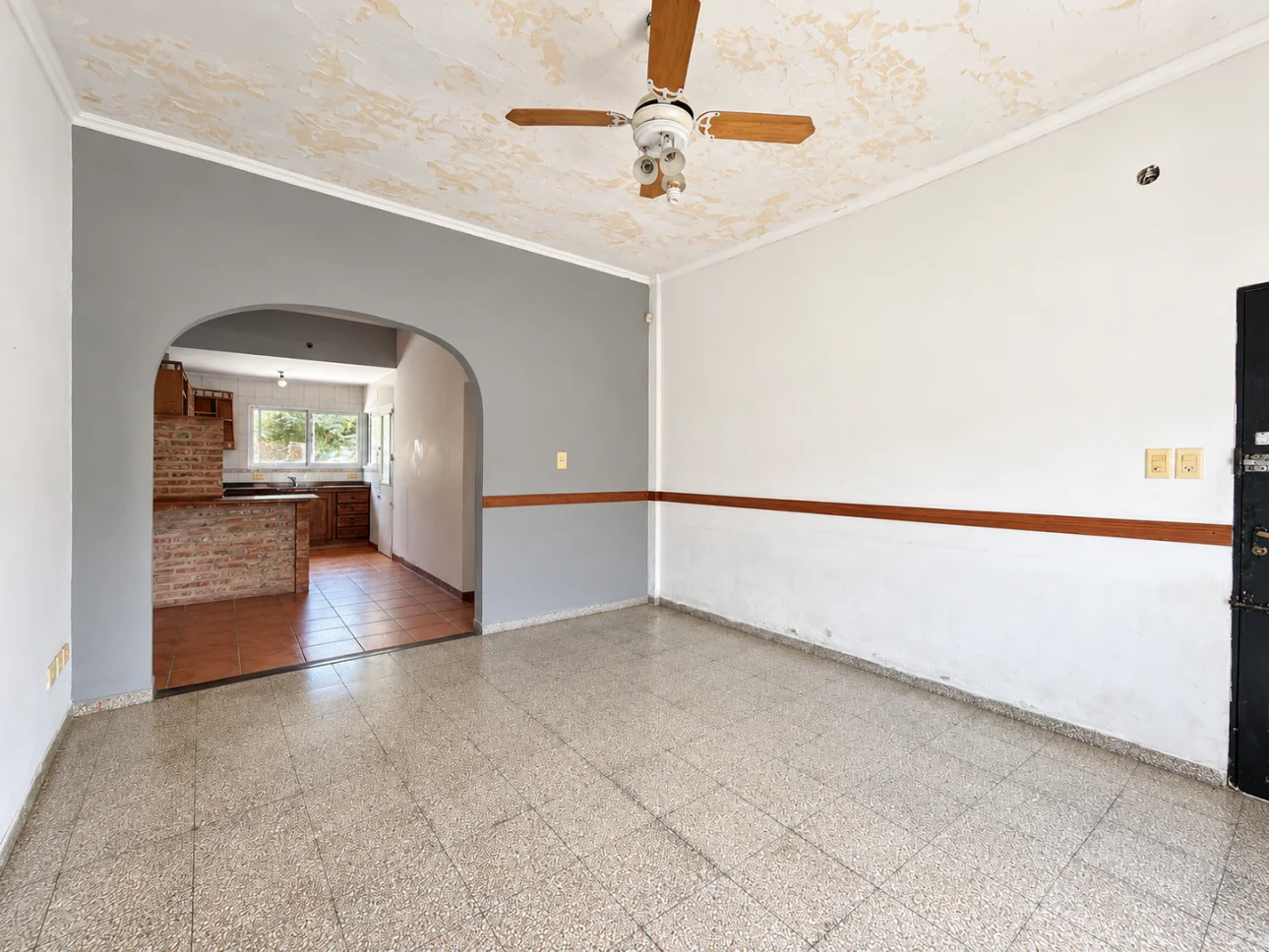 Casa de 3 ambientes con patio y 2 cocheras