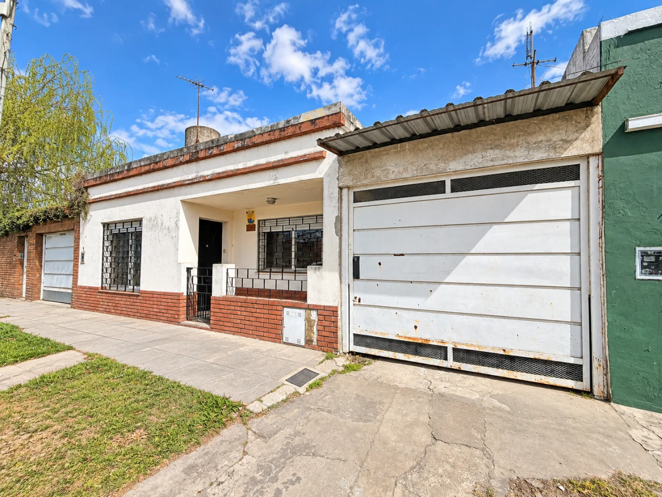 Casa de 3 ambientes con patio y 2 cocheras