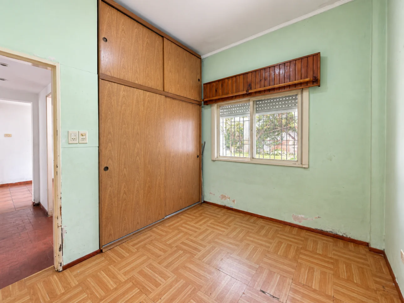 Casa de 3 ambientes con patio y 2 cocheras
