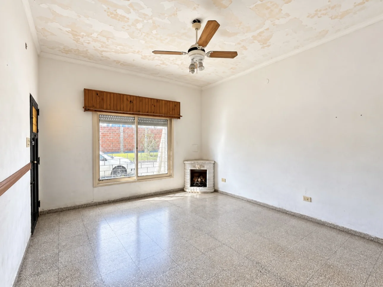 Casa de 3 ambientes con patio y 2 cocheras