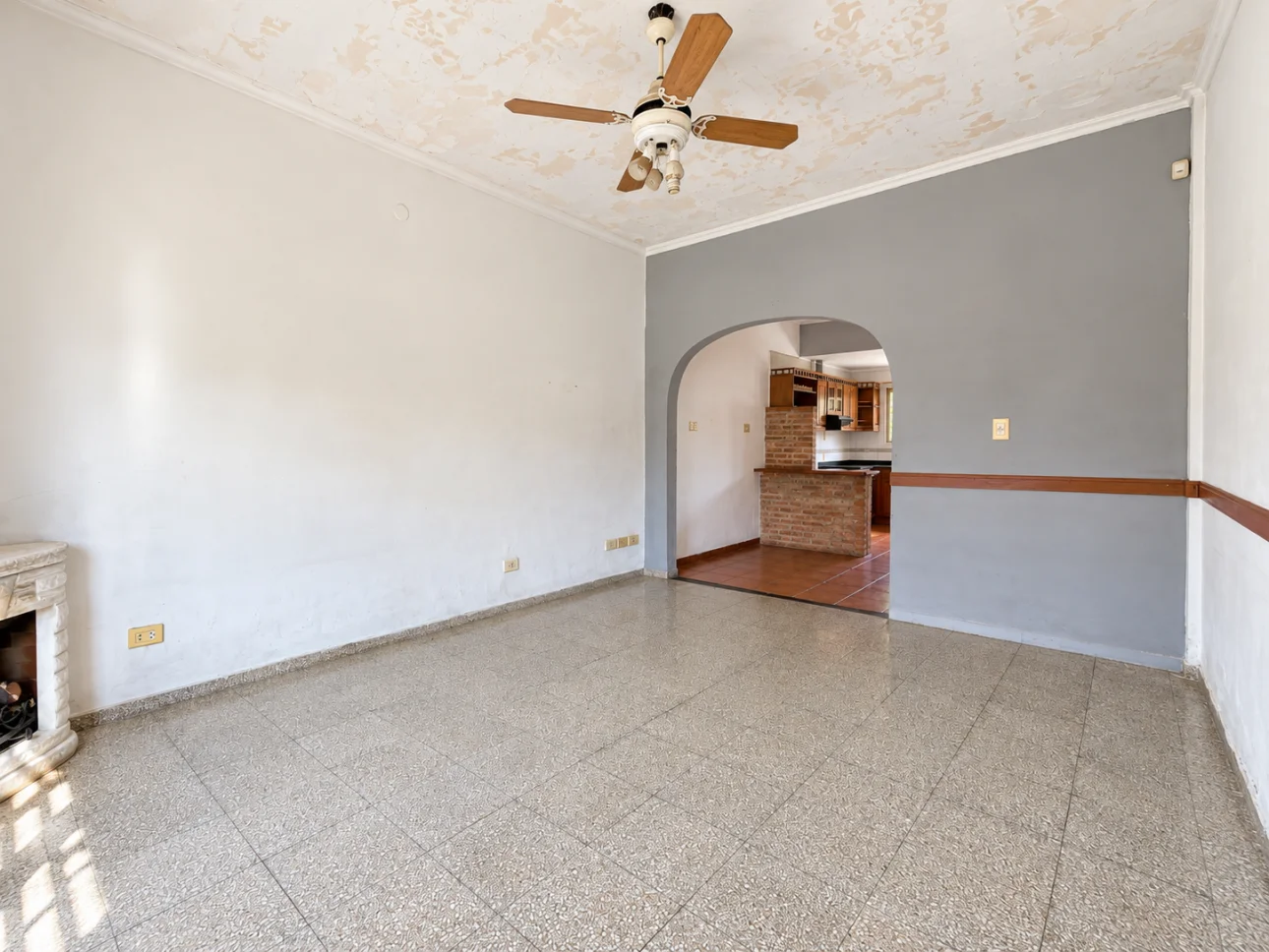 Casa de 3 ambientes con patio y 2 cocheras