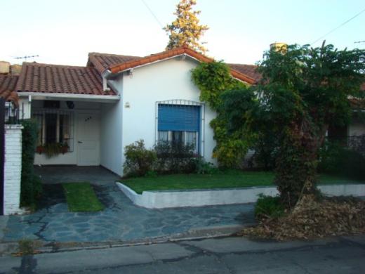 CHALET 4 AMB. SOBRE CALLE BALLIOD