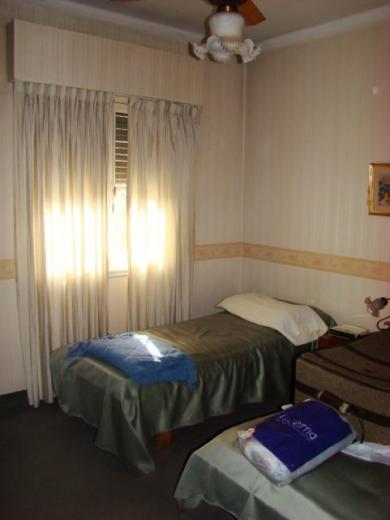CHALET 4 AMB. SOBRE CALLE TORREALDAY