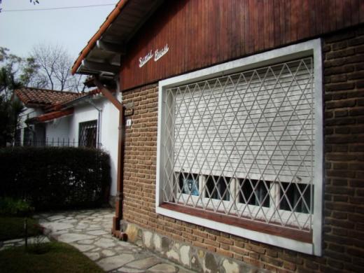 CHALET 4 AMB. SOBRE CALLE TORREALDAY