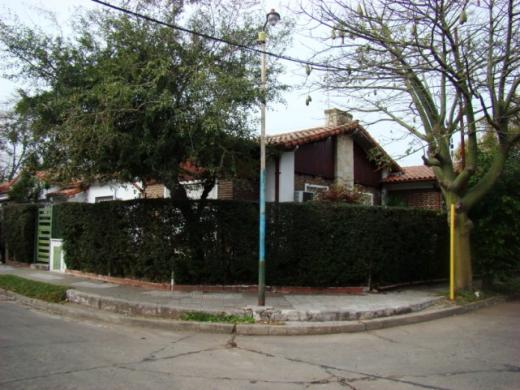 CHALET 4 AMB. SOBRE CALLE TORREALDAY