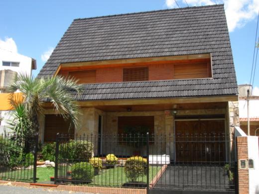 CHALET SOBRE CALLE CLAUDIO MONET - EXCELENTE!